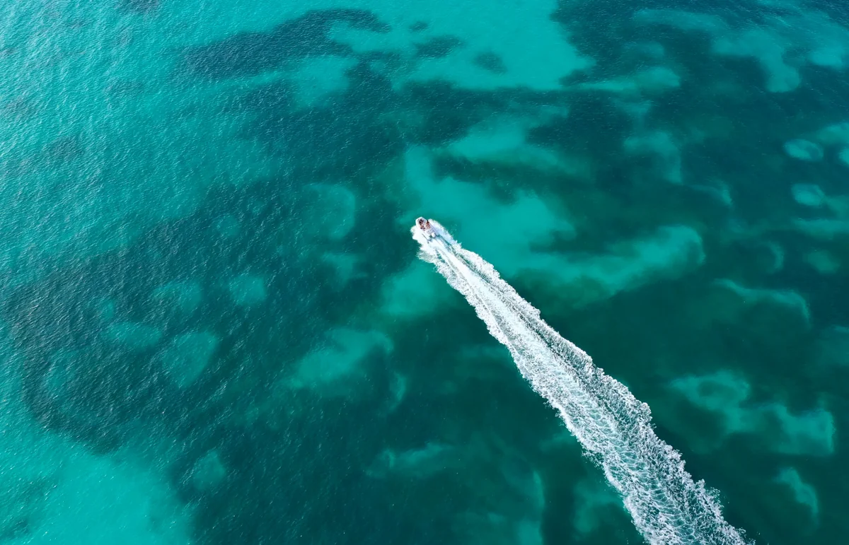 Groupe en excursion en mer avec vue sur les îles de la Guadeloupe
