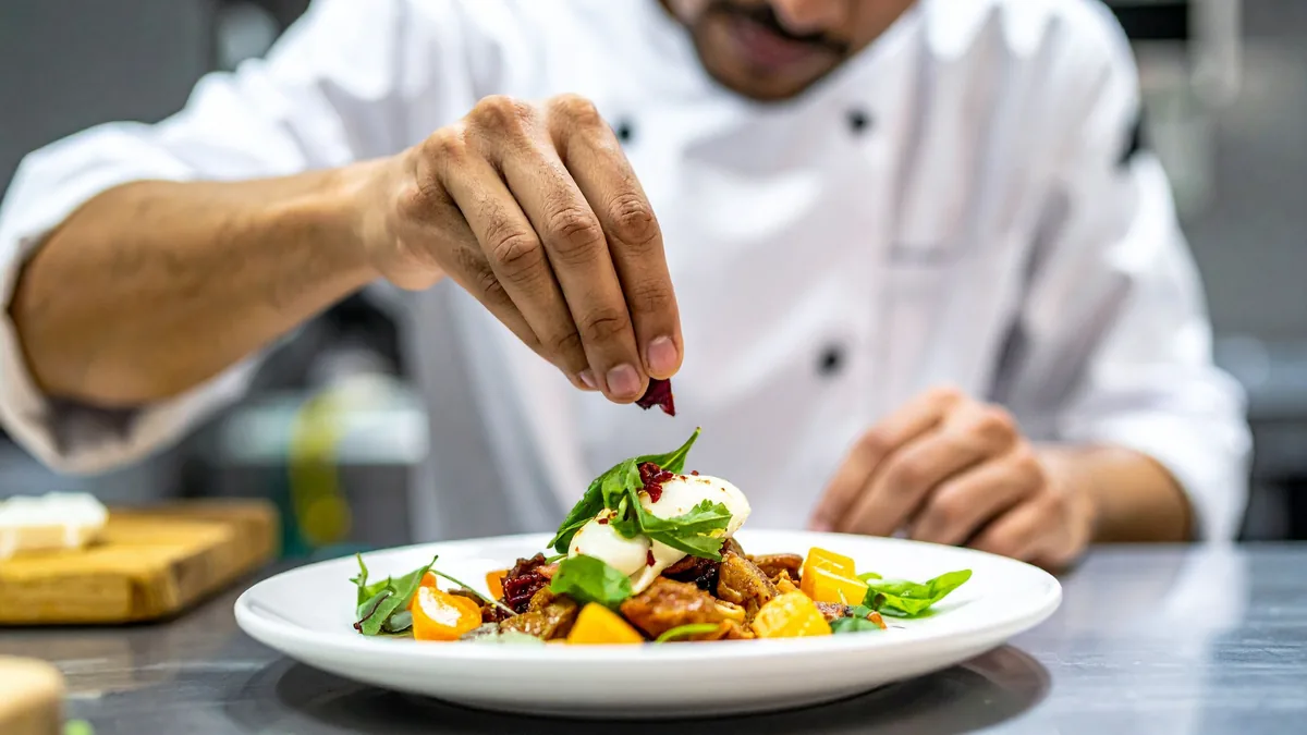 Chef cuisinier dressant un plat dans un restaurant